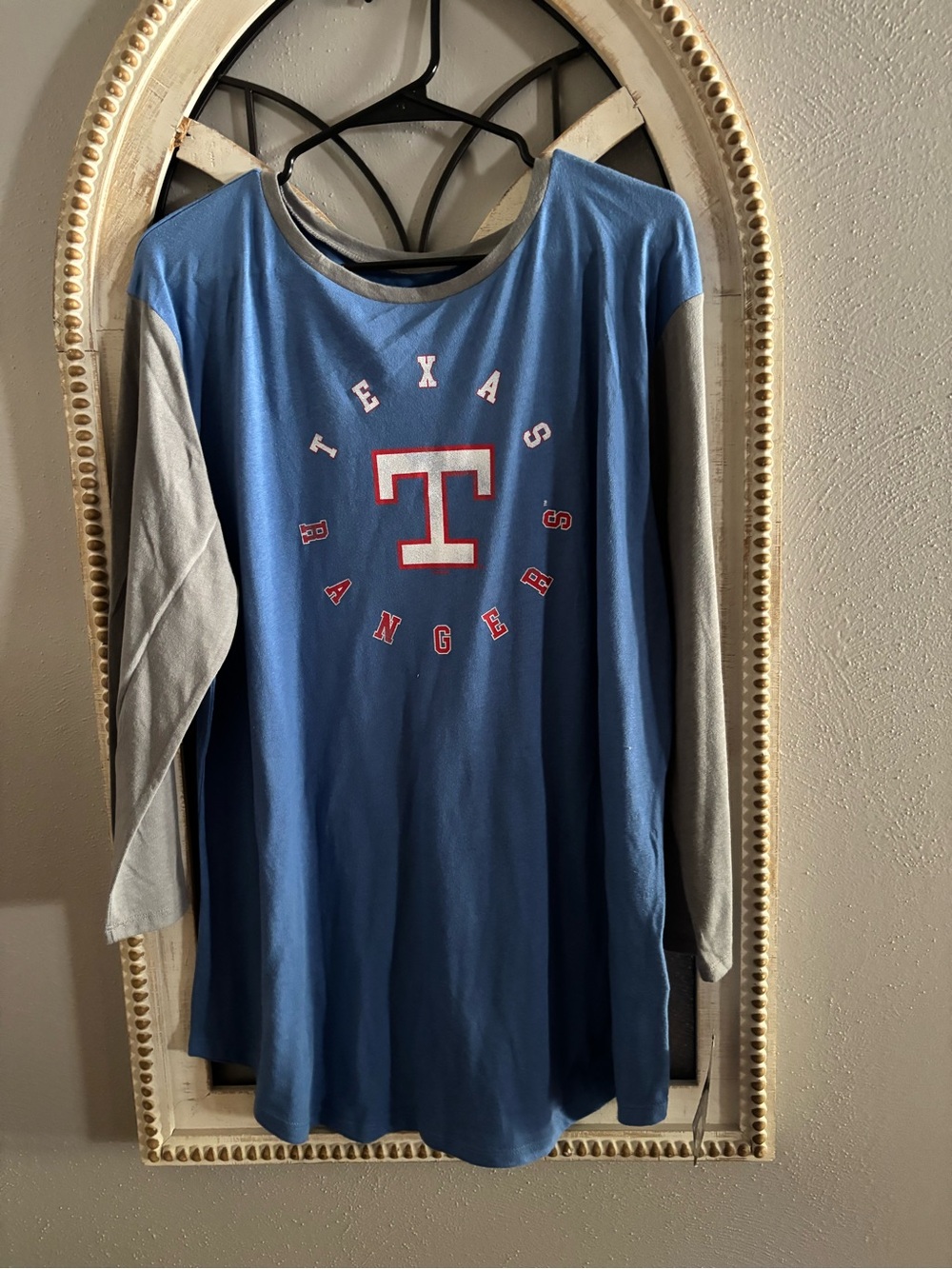 Genuine Merchandise Texas Rangers Long-Sleeve Raglan Tee in Blue and Gray